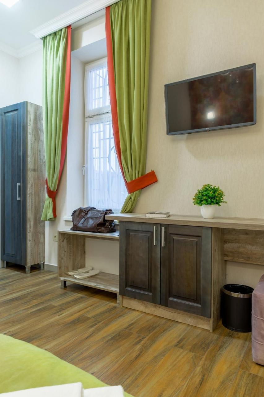 Mini Hotel Barvy Lvova On Horodotska St. Lviv Exterior foto